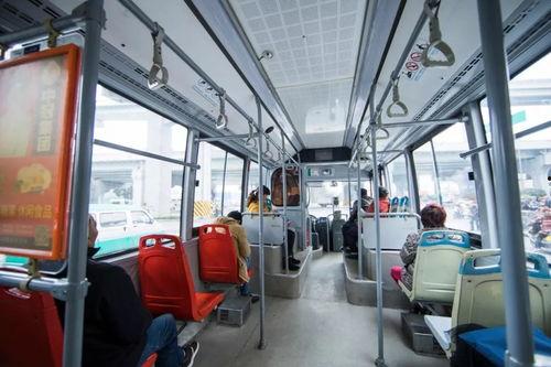 日韩公交车上喷水了视频,乘客惊慌失措！